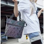 Glow Prizma Válltáska – Holografikus Elegancia