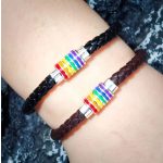 Pride fonott bőr karkötő – szivárványszínű nemesacél díszgyűrűvel