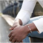 Elegáns minimalista férfi karkötő – geometrikus acél szemekkel