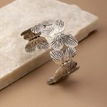 Pillangó mintás, nyitott ezüstszínű fém karkötő – nőies és elegáns