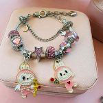 Labubu charm karkötő rózsaszín figurás medálokkal 