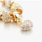 Arany színű charm karkötő cirkóniás charmokkal és szív medállal