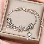 Charm karkötő maci figurás függőkkel és csillogó elemekkel