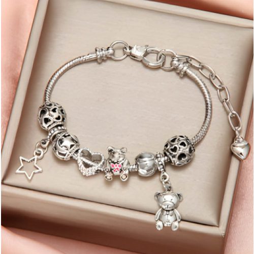 Charm karkötő maci figurás függőkkel és csillogó elemekkel