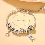 Charm karkötő maci figurás függőkkel és csillogó elemekkel