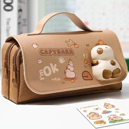  Kapibara mintás 2 rekeszes tolltartó – 3D figura díszítéssel