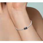 Ezüst charm fényképezőgéppel, fekete részletekkel – Fotós pillanat