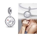 Ezüst függő charm „Dear Mom” felirattal – anya-gyermek kézmotívummal, forgatható üzenetes medállal