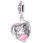 Ezüst függő szív charm anya és lánya figurával – rózsaszín cirkóniával – Anya ölelése