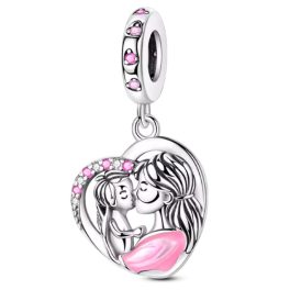   Ezüst függő szív charm anya és lánya figurával – rózsaszín cirkóniával – Anya ölelése