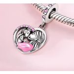 Ezüst függő szív charm anya és lánya figurával – rózsaszín cirkóniával – Anya ölelése