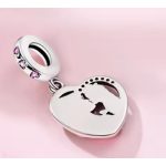 Ezüst függő szív charm anya és lánya figurával – rózsaszín cirkóniával – Anya ölelése