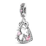 Ezüst szív függő charm MOM felirattal és anya–gyermek figurával – Örök kötelék