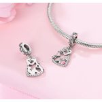 Ezüst szív függő charm MOM felirattal és anya–gyermek figurával – Örök kötelék