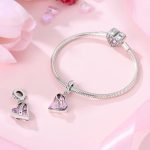 Ezüst függő szív charm „Mama” és „LOVE” felirattal, rózsaszín kristállyal – Szeretlek Mama