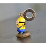 Minyon függő charm egyszemű integetős figurával és kék karikával – ezüst