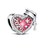 2026 ballagási szív charm rózsaszín színben diploma sapkával – ezüst