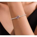 2026 ballagási szív charm rózsaszín színben diploma sapkával – ezüst