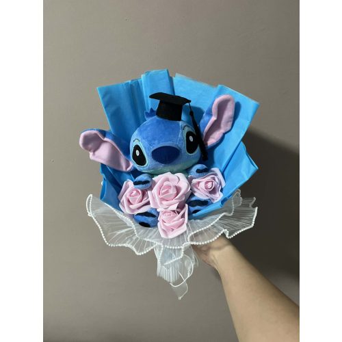 Stitch ballagási plüss csokor rózsaszín rózsákkal – ajándékcsokor