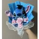 Stitch ballagási plüss csokor rózsaszín rózsákkal – ajándékcsokor