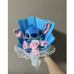 Stitch ballagási plüss csokor rózsaszín rózsákkal – ajándékcsokor