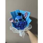 Stitch ballagási plüss csokor sötétkék rózsákkal – ajándékcsokor