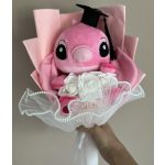 Stitch Angel ballagási plüss csokor – pasztell rózsaszín, fehér rózsákkal