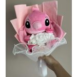Stitch Angel ballagási plüss csokor – pasztell rózsaszín, fehér rózsákkal