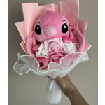 Stitch Angel ballagási plüss csokor – pasztell rózsaszín, rózsaszín-fehér rózsákkal