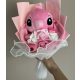 Stitch Angel ballagási plüss csokor – pasztell rózsaszín, rózsaszín-fehér rózsákkal