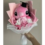 Stitch Angel ballagási plüss csokor – pasztell rózsaszín, rózsaszín-fehér rózsákkal
