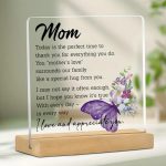 „Mom – Special Hug” akril dísz - Ajándék anyukáknak fából készült talppal