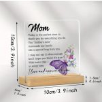 „Mom – Special Hug” akril dísz - Ajándék anyukáknak fából készült talppal