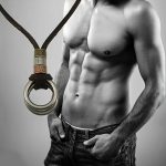 Férfi bőr nyaklánc dupla gyűrűs medállal