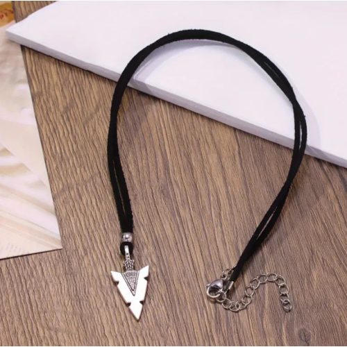 Fekete bőr nyaklánc nyílvessző medállal