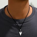 Fekete bőr nyaklánc nyílvessző medállal