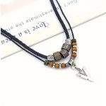 Férfi bőr nyaklánc indián stílusú nyíl medállal és gyöngyökkel