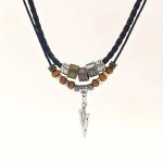 Férfi bőr nyaklánc indián stílusú nyíl medállal és gyöngyökkel