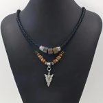 Férfi bőr nyaklánc indián stílusú nyíl medállal és gyöngyökkel